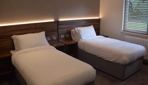 Habitación con 2 camas individuales, baño privado