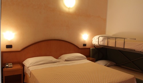 Habitación cuádruple, balcón