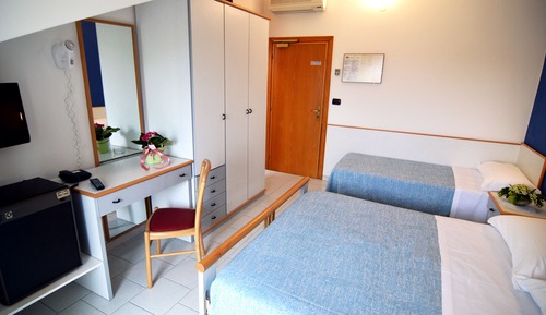 Habitación triple, balcón (Attic)