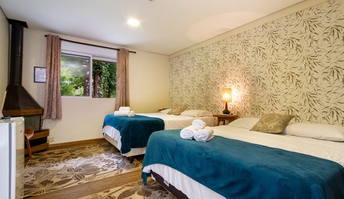 Habitación Deluxe, 2 camas de matrimonio, bañera de hidromasaje, en la zona del jardín