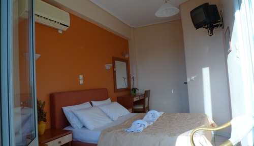 Habitación con 1 cama doble o 2 individuales, balcón, vistas parciales al mar