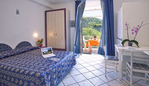 Habitación doble, vistas parciales al mar, planta baja