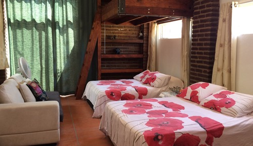 Habitación familiar, varias camas, baño compartido, entresuelo