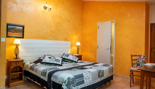 Habitación triple Confort, baño privado, vistas al jardín (Abricot)