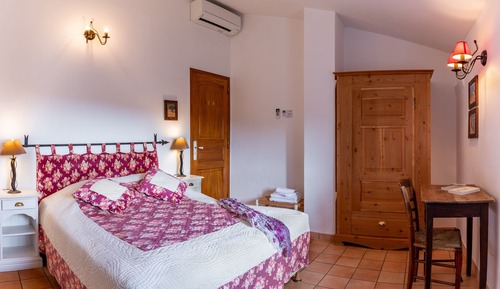 Habitación doble, baño privado (Iris)