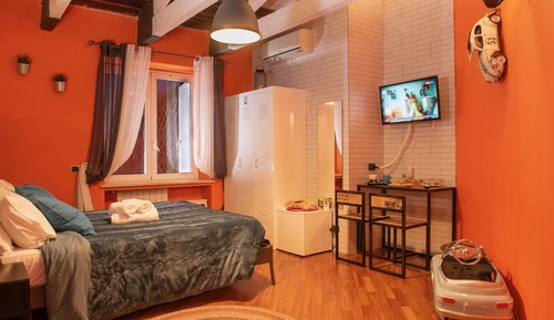 Habitación triple Premium, baño privado (Industrial)