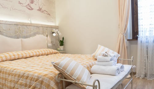 Habitación cuádruple familiar, varias camas, baño privado, vistas al jardín (Chiara)