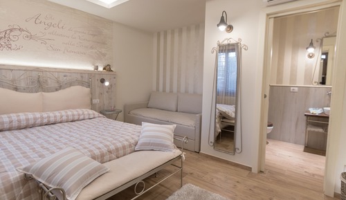 Habitación cuádruple familiar, varias camas, baño privado, vistas al jardín (Rita)