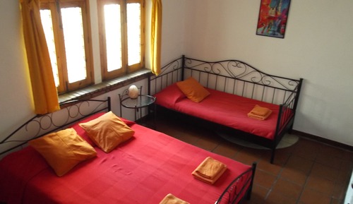 Habitación básica con 1 cama doble o 2 individuales, baño privado