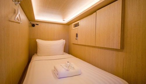 Habitación (Private Room with 4 Single Capsule)