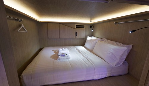 Habitación (Private Room with 4 Queen Capsule)