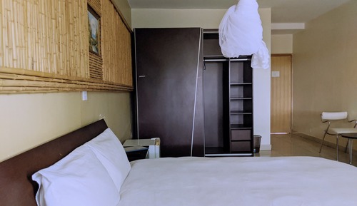 Habitación ejecutiva, 1 cama de matrimonio grande, frigorífico, vistas al jardín