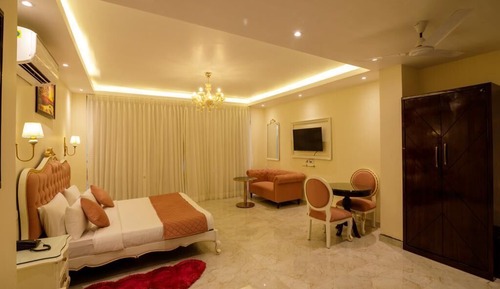 Suite Bath tub Room With Balcony & Pool
