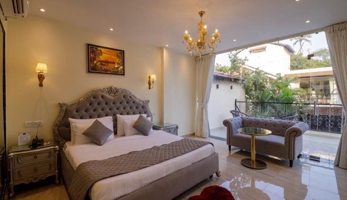 Superior Bath Tub Room With Balcony & Pool View