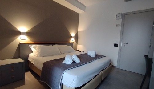 Habitación superior con 1 cama doble o 2 individuales, balcón
