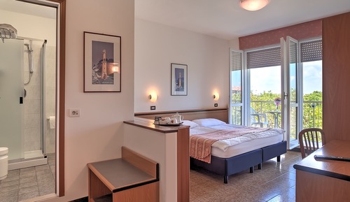 Habitación triple estándar, balcón