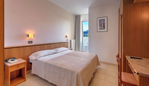 Habitación estándar con 1 cama doble o 2 individuales, balcón