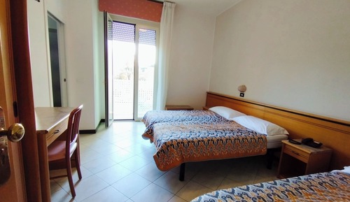 Habitación triple económica, balcón
