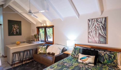 Estudio de diseño, 1 cama de matrimonio, vistas al jardín, en la zona del jardín