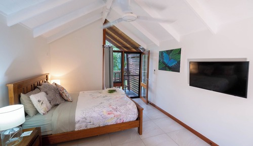 Estudio de diseño, 1 cama de matrimonio, vistas al jardín, en la zona del jardín