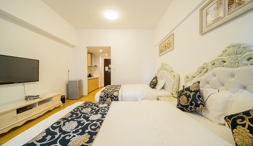 Habitación romántica con 2 camas individuales, 2 camas de matrimonio