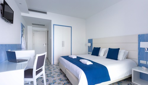 Habitación superior con 1 cama doble o 2 individuales, 1 cama doble, no fumadores, baño privado