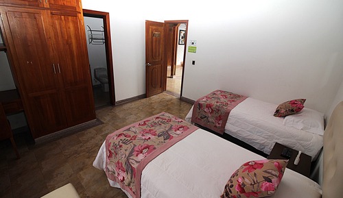 Habitación básica con 2 camas individuales