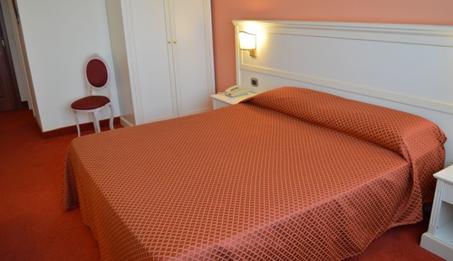 Habitación Confort con 1 cama doble o 2 individuales