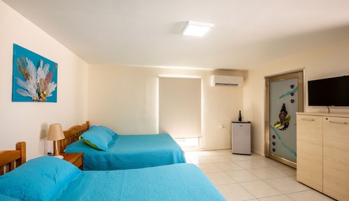 Habitación doble, vistas parciales al mar