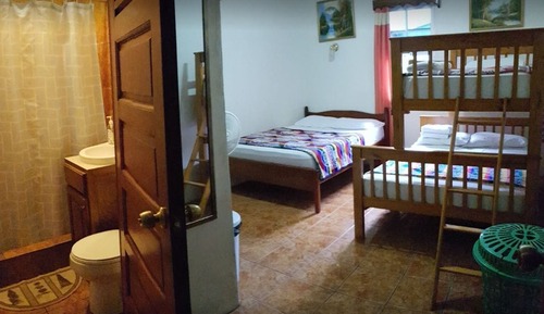 Habitación triple familiar, varias camas, baño privado, vistas a la ciudad