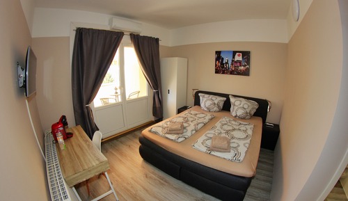 Habitación clásica doble, 1 cama de matrimonio, balcón, en la zona del patio