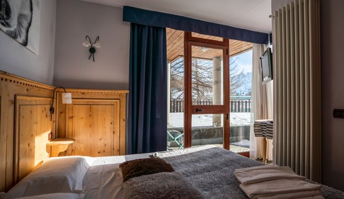 Habitación con 1 cama doble o 2 individuales, balcón, vistas a la montaña