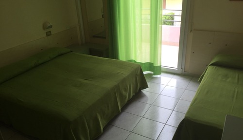 Habitación triple, balcón