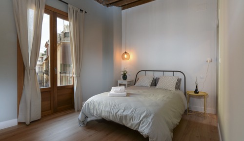 Habitación romántica doble, 1 cama doble, baño privado, vistas a la ciudad