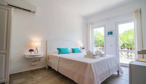 Habitación Deluxe doble, 1 cama de matrimonio, balcón, vistas parciales al mar