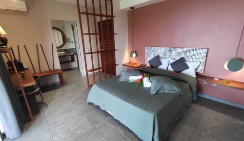 Suite panorámica, cocina básica, vistas al mar