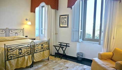 Habitación triple, vistas al parque