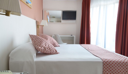 Habitación con 1 cama doble o 2 individuales, balcón, vistas a la piscina