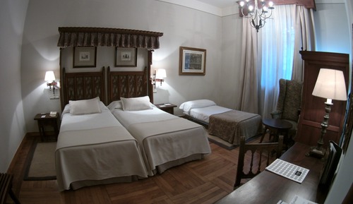 Habitación estándar con 2 camas individuales (2 Adults and 1 Child)