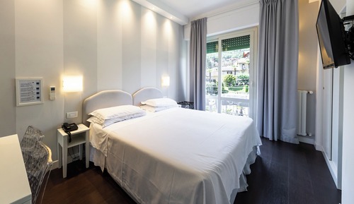 Habitación con 1 cama doble o 2 individuales, vistas al jardín