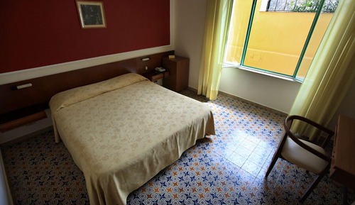 Habitación económica con 1 cama doble o 2 individuales, baño privado