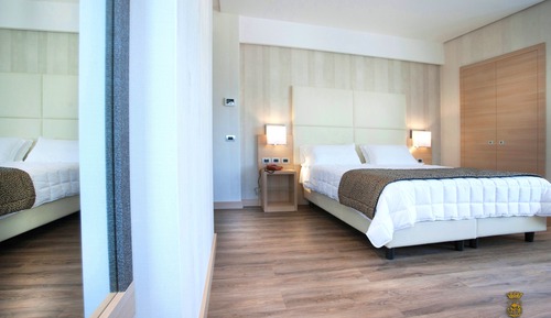Habitación superior, 1 cama doble o 2 individuales, balcón, vistas a la ciudad