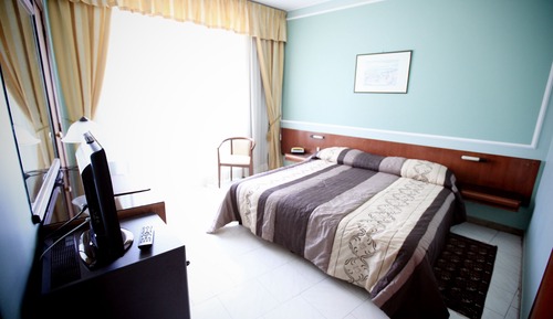 Habitación estándar con 1 cama doble o 2 individuales, baño privado