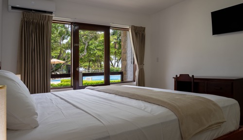 Standard Room Plus 1 Queen Bed