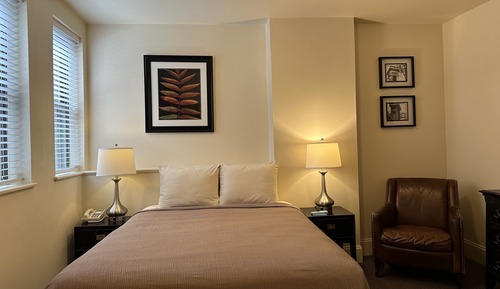 Habitación estándar doble, accesible para personas con discapacidad (ADA Compatible Queen Room)