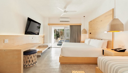 Suite exclusiva, bañera de hidromasaje, junto a la piscina