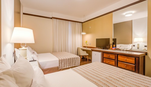 Habitación superior con 2 camas individuales, vistas al jardín