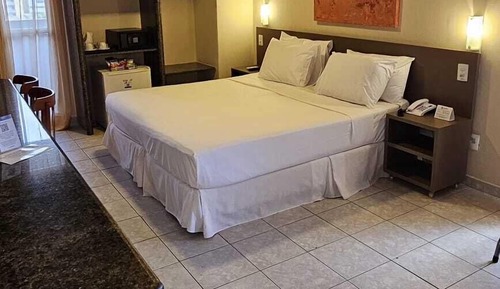 Habitación estándar doble, 1 cama doble, barras de apoyo en la bañera, vistas a la ciudad
