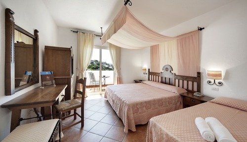 Habitación superior con 1 cama doble o 2 individuales, balcón, vistas parciales al mar