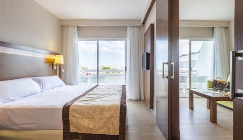 Suite familiar, balcón, vistas parciales al mar
